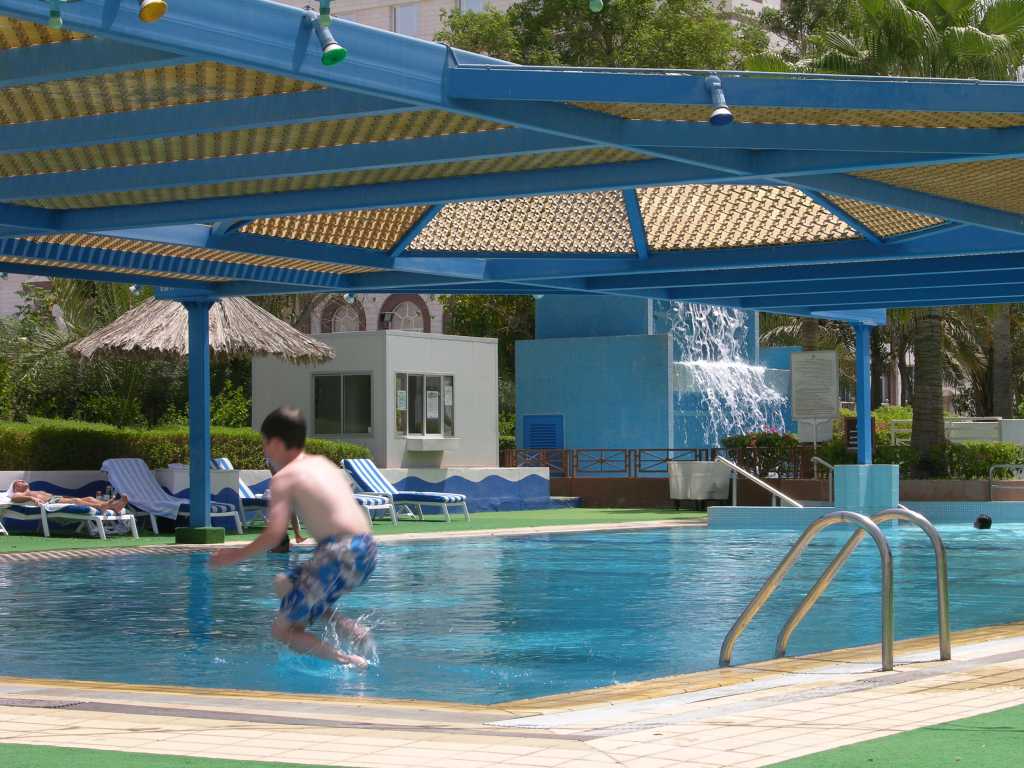 Muscat 01 05 Sheraton Pool The Sheraton also had a beautiful pool area, great for cooling off in the 40+ heat.